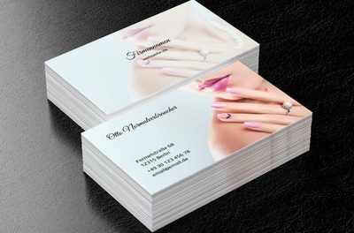 Subtiles Porträt einer Frau mit rosa Maniküre, Gesundheit und Schönheit, Schönheitssalon - Visitenkarten Netprint