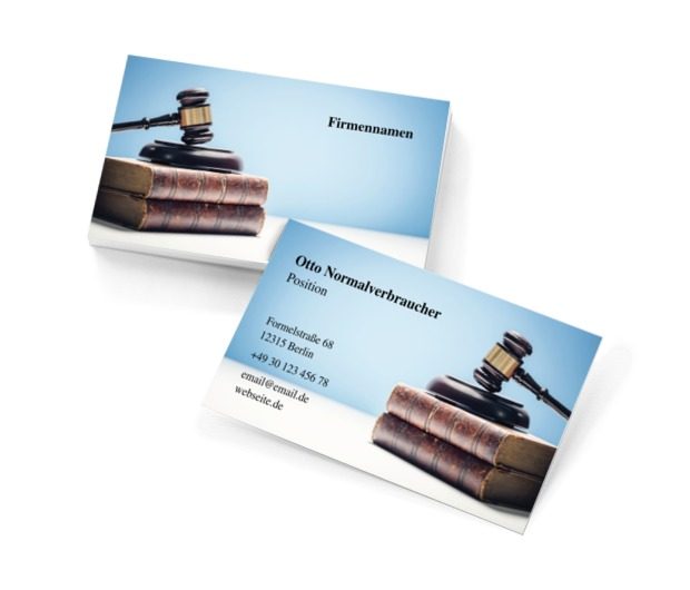 Hammer des Richters auf alten Büchern, Recht, Anwalt - Visitenkarten Netprint Online Vorlagen