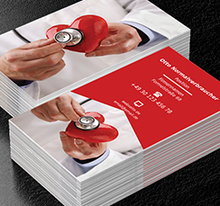 Ein Doktor, der das Herz überprüft, Medizin, Arzt - Visitenkarten Netprint